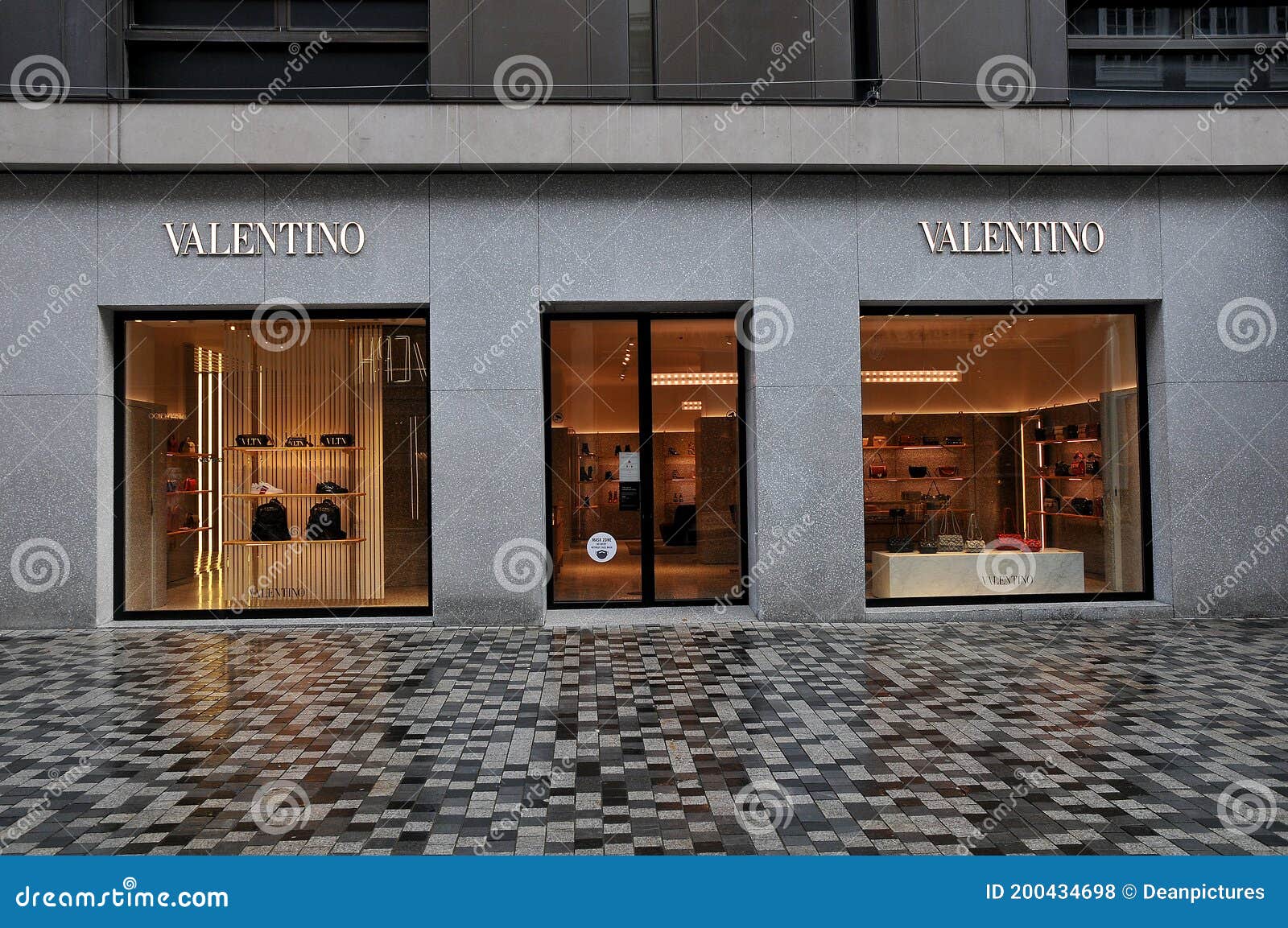 Kriger eksegese af Shoppers Walk by Valetino Store on Kobmagergade in Capital Editorial Stock Photo - Image of valentino, denmark: 200434698 Kriger eksegese af Shoppers Walk by Valetino Store on Kobmagergade in Capital Editorial Stock Photo - Image of valentino, denmark: 200434698