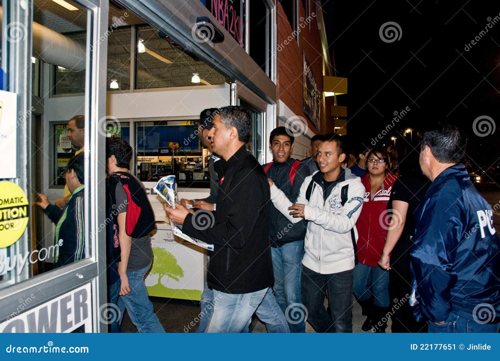 Shopping on Black Friday editorial photo. Image of commercial 22177651