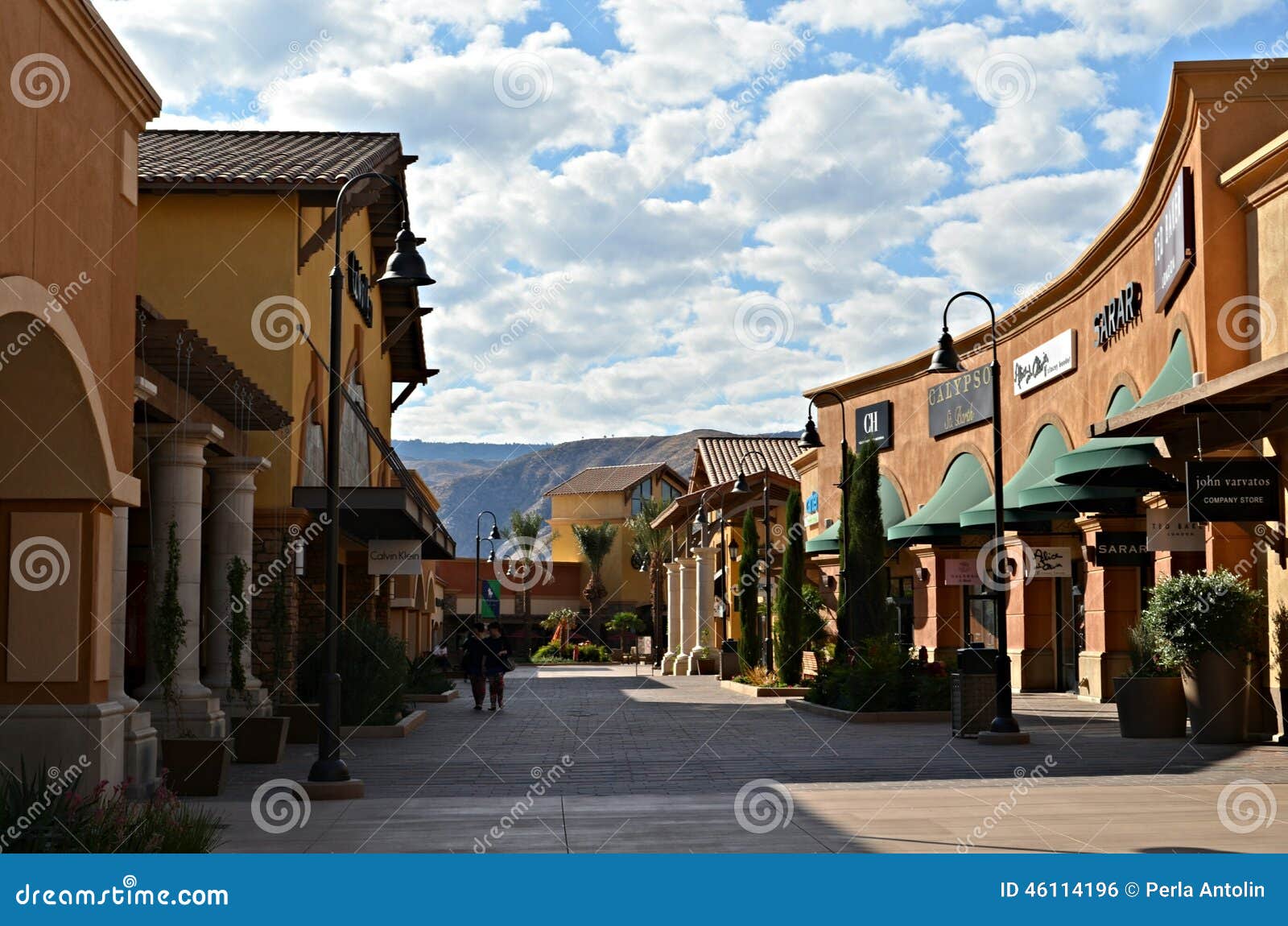 Shopping Center In Cabazon Outlets Editorial Photo - Image of clouds, near: 46114196