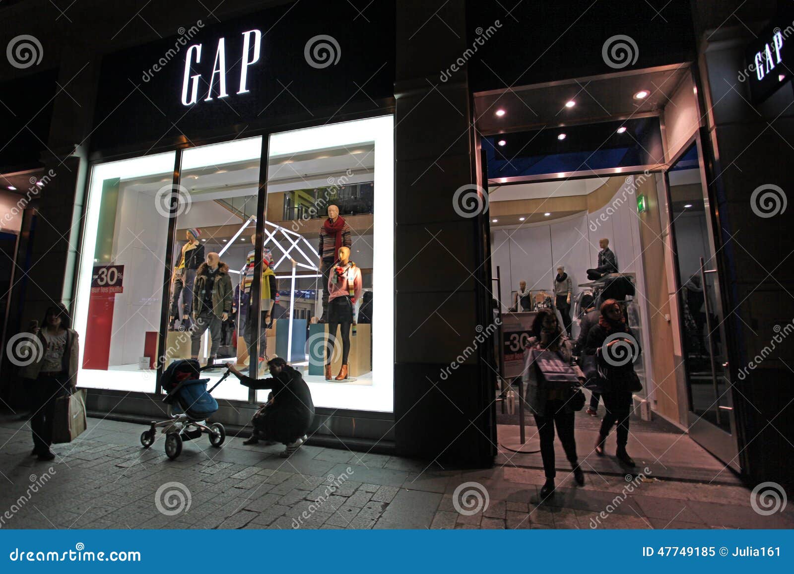 Champs Elysees shopping editorial photo. Image of gaulle - 121919021