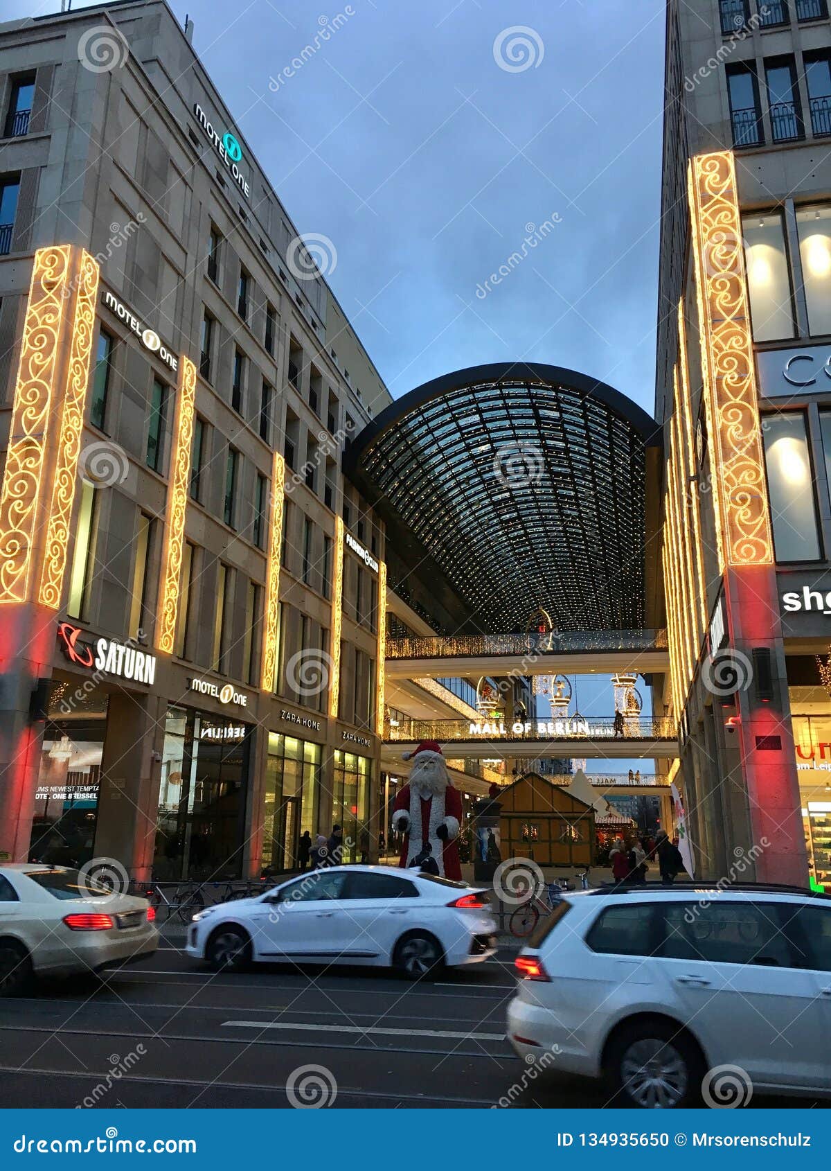 Berlim, Alemanha - 10 de dezembro de 2018: Shopping de Berlin Exterior com decoração do Natal, árvore de Natal e luzes