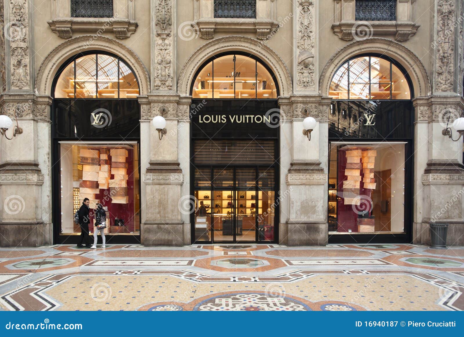 SHOPPING: Louis Vuitton Boutique, Milan Editorial Photography - Image: 16940187