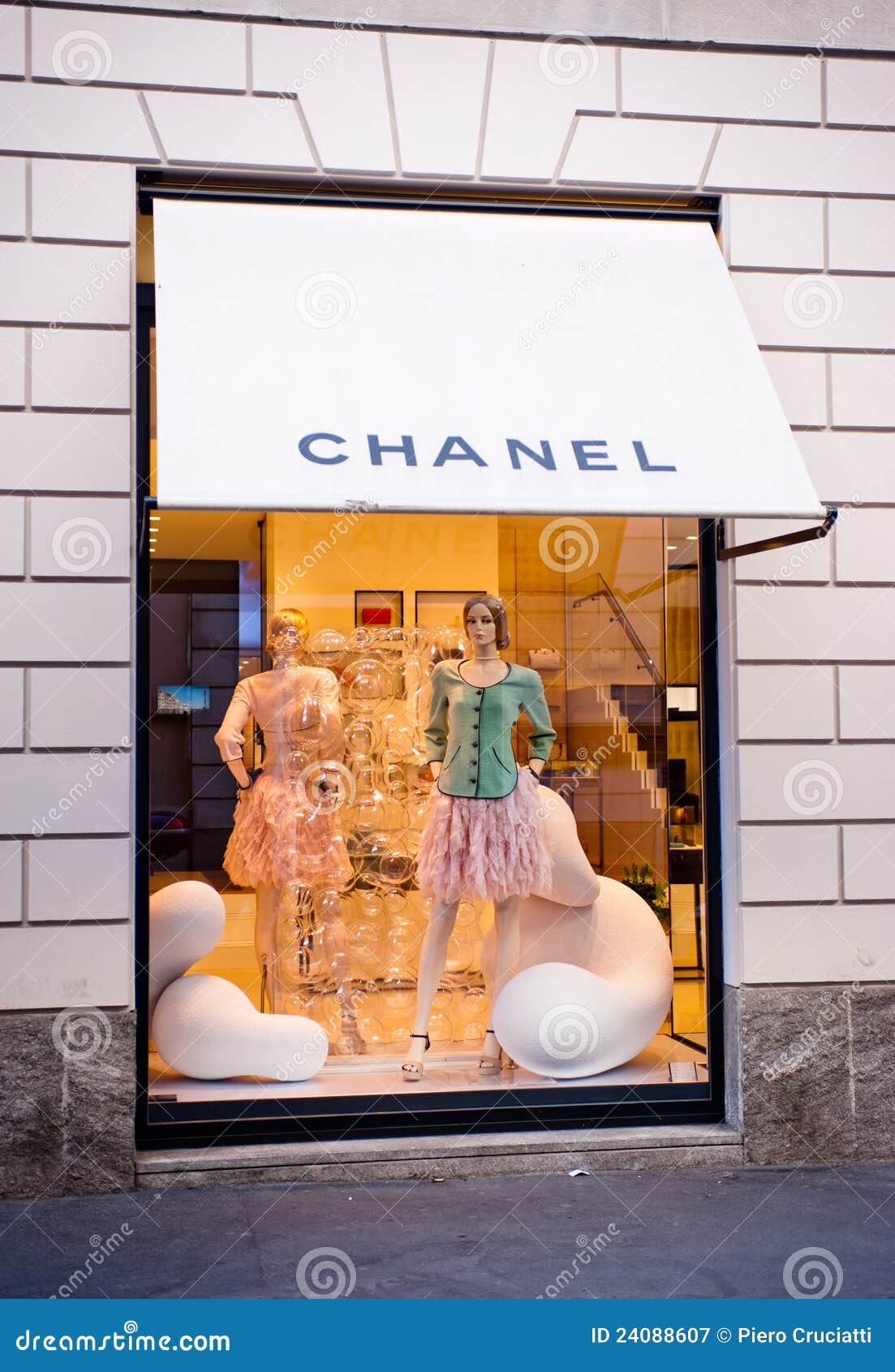 Shopping in Milan: Chanel Store Via Montenapoleone Editorial Photography - Image of montenapoleone: 24088607
