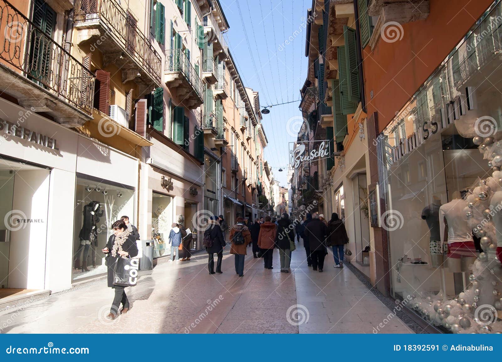 Shopping in Rome editorial photo. Image of building, crowd 18392591