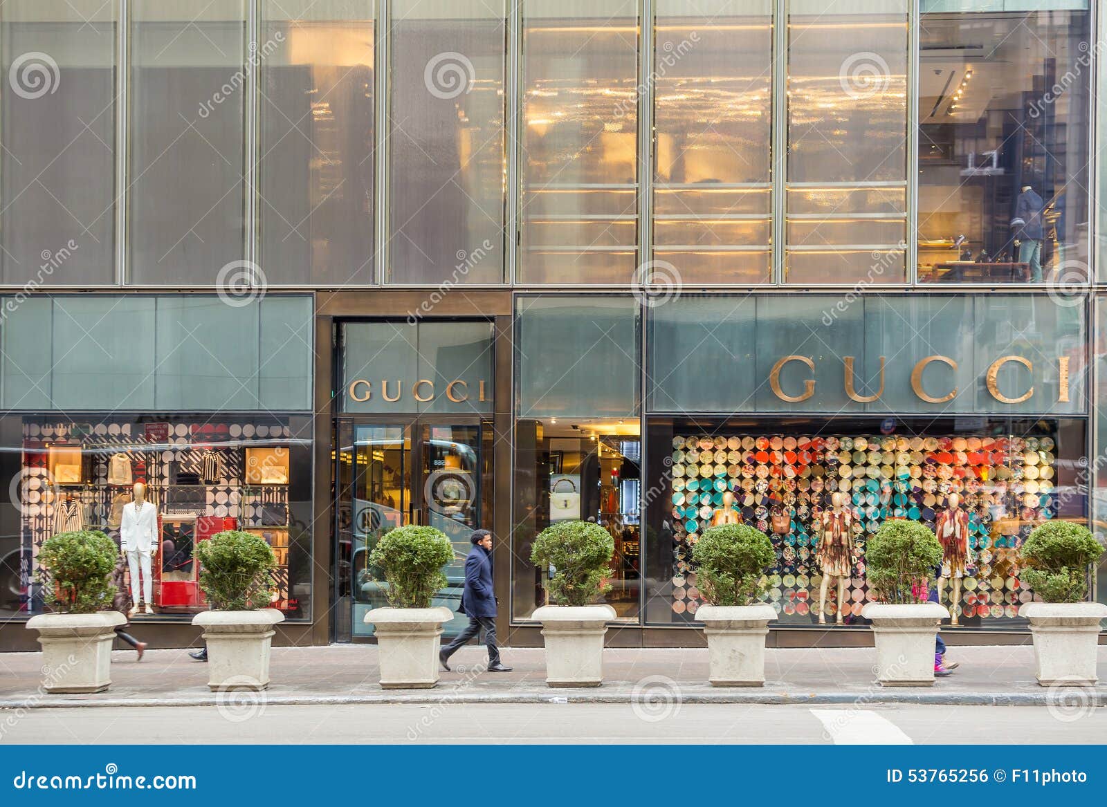 Shopping Street at 5th Avenue in NYC Editorial Photo - Image of traffic ...