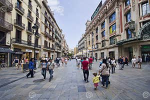Shoppinggata I Barcelona Redaktionell Bild Bild Av L genheter 59263156