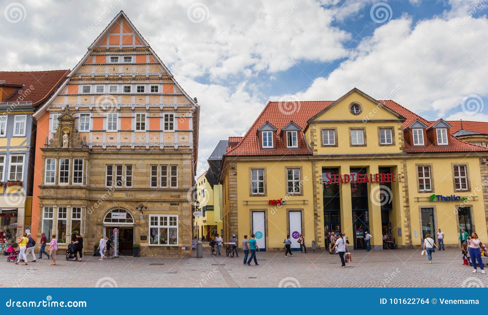 Shops am Zentralen Marktplatz Von Hameln Redaktionelles Stockbild