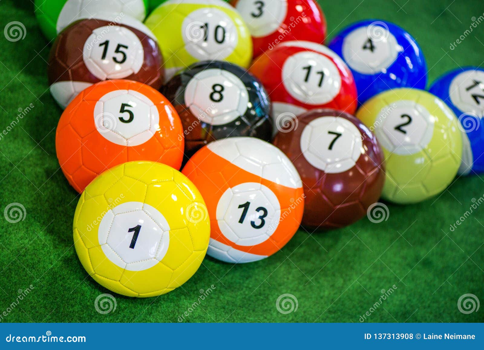 enkel vloek Konijn Shot of Foot Pool Balls Standing on Green Table. Stock Photo - Image of  gambling, pleasure: 137313908