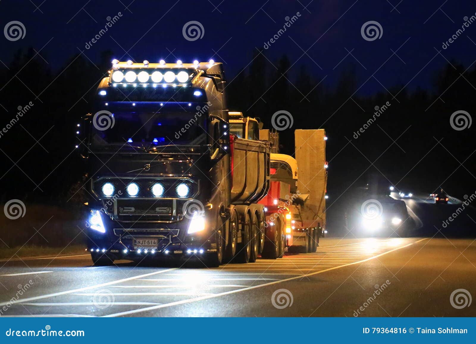 Show-LKW-schöne Beleuchtung Volvos FH16 Nachts Redaktionelles Foto - Bild  von ladung, datenbahn: 79364816