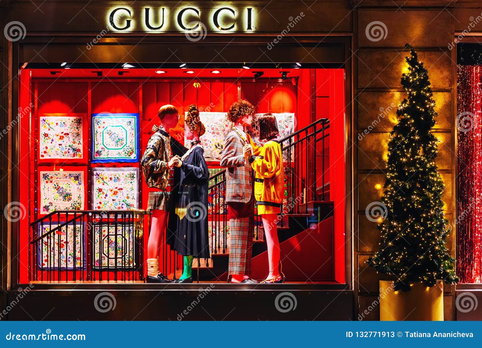 Forføre kan opfattes svamp Showcase of Gucci Store in Paris in the Evening - Luxury Shopping Concept  Editorial Stock Photo - Image of business, design: 132771913