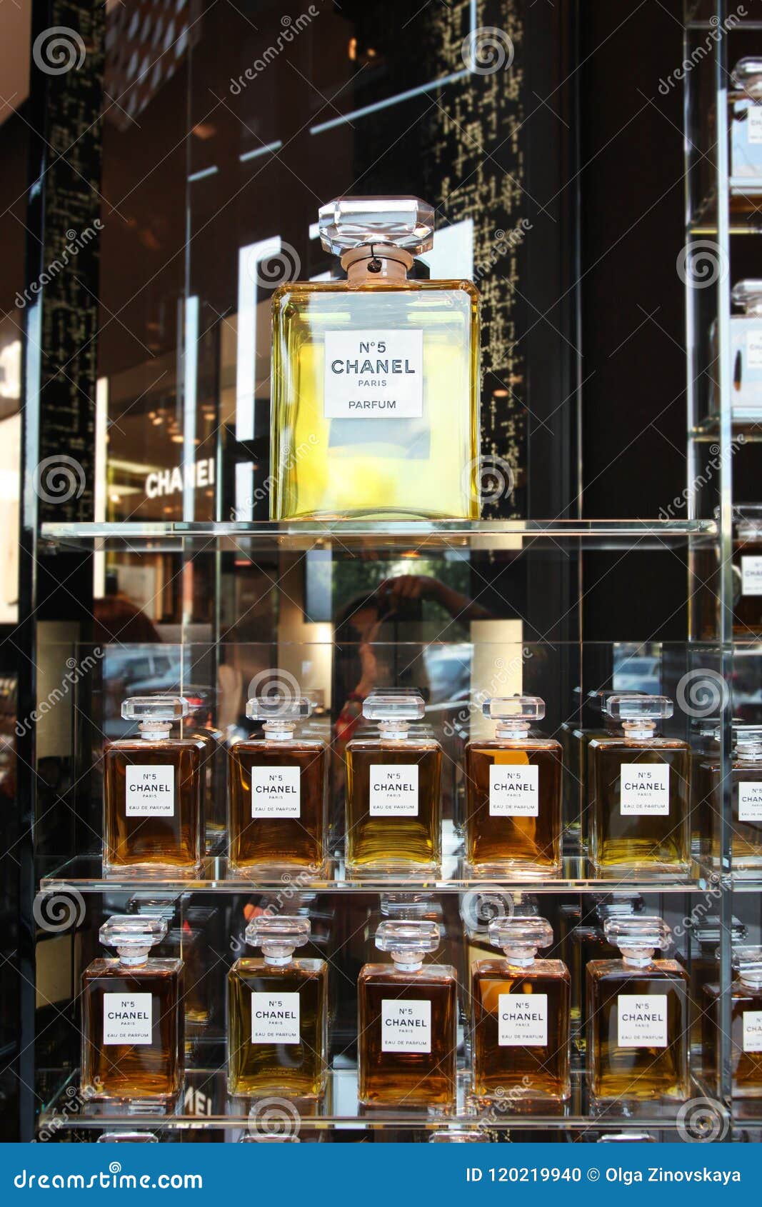 Showcase with Bottles of Perfume CHANEL â„– 5. Moscow. 24.07.2013 Editorial  Image - Image of bottle, luxury: 120219940
