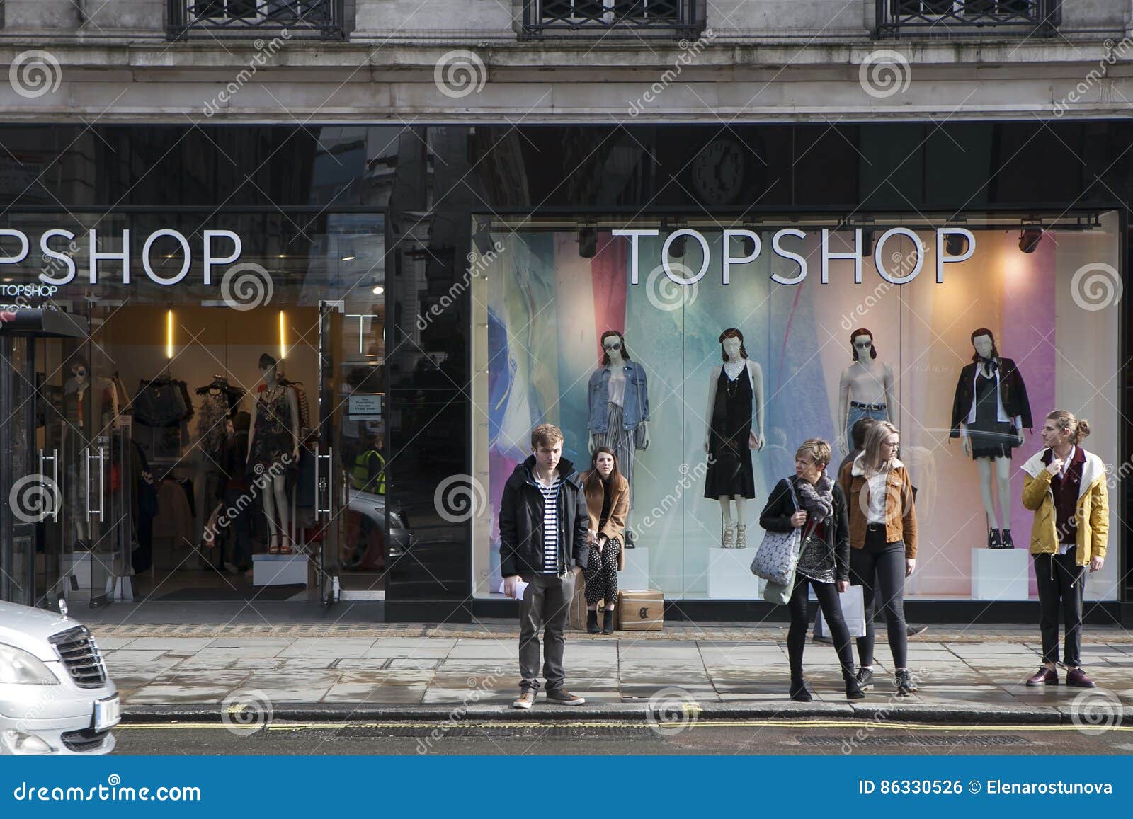 Lost my shop. Человек смотрит на витрину магазина. Девушка смотрит на витрину магазина. Девочка смотрит на витрину магазина. Blow shop.