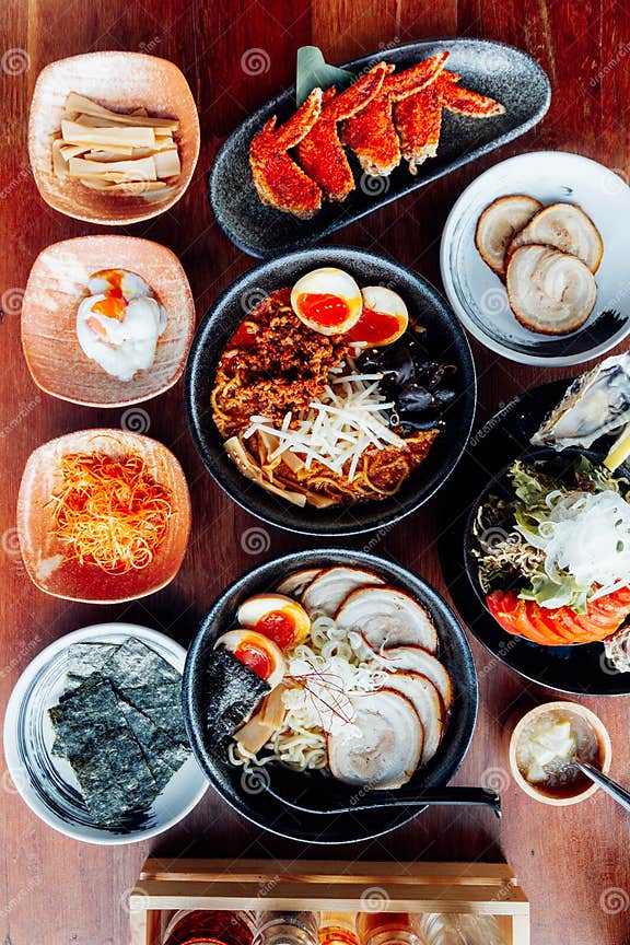 Shoyu Und Miso Chashu-Ramen: Japanische Ramen in Der Suppe Mit Chashu ...