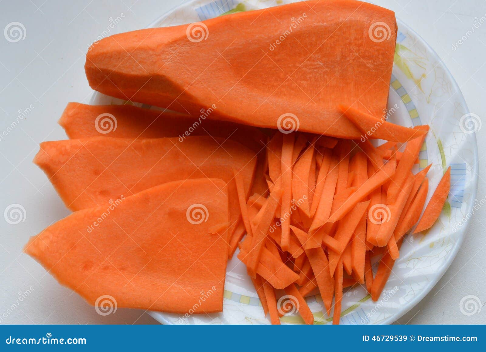 https://thumbs.dreamstime.com/z/shredder-carrots-cooking-vegetable-slicer-julienne-46729539.jpg