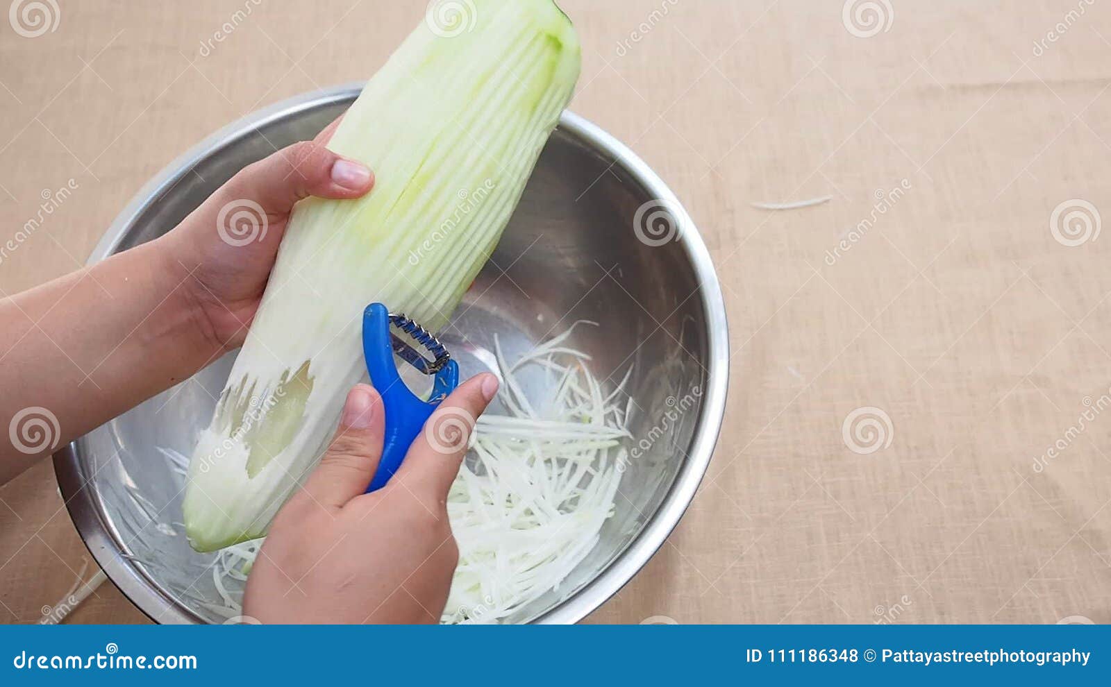 https://thumbs.dreamstime.com/z/shredding-green-papaya-casually-slice-peeler-shredder-as-ingredient-thai-salad-recipe-stainless-steel-bowl-over-brown-111186348.jpg