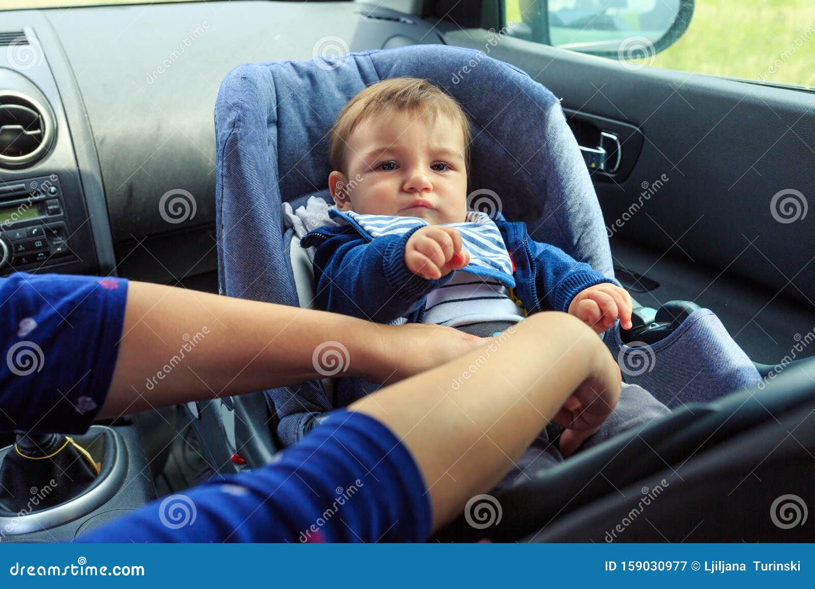 Siège Auto Pour Bébé Pour La Sécurité Enfant Dans Un Siège De Voiture De  Sécurité Muni D'une Ceinture De Sécurité Verrouillée Pro Image stock -  Image du courroie, protégez: 159030977