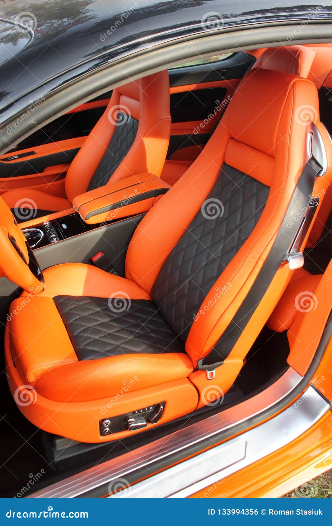 https://thumbs.dreamstime.com/z/si%C3%A8ge-de-voiture-luxe-d-avant-int%C3%A9rieur-orange-v%C3%A9hicule-133994356.jpg