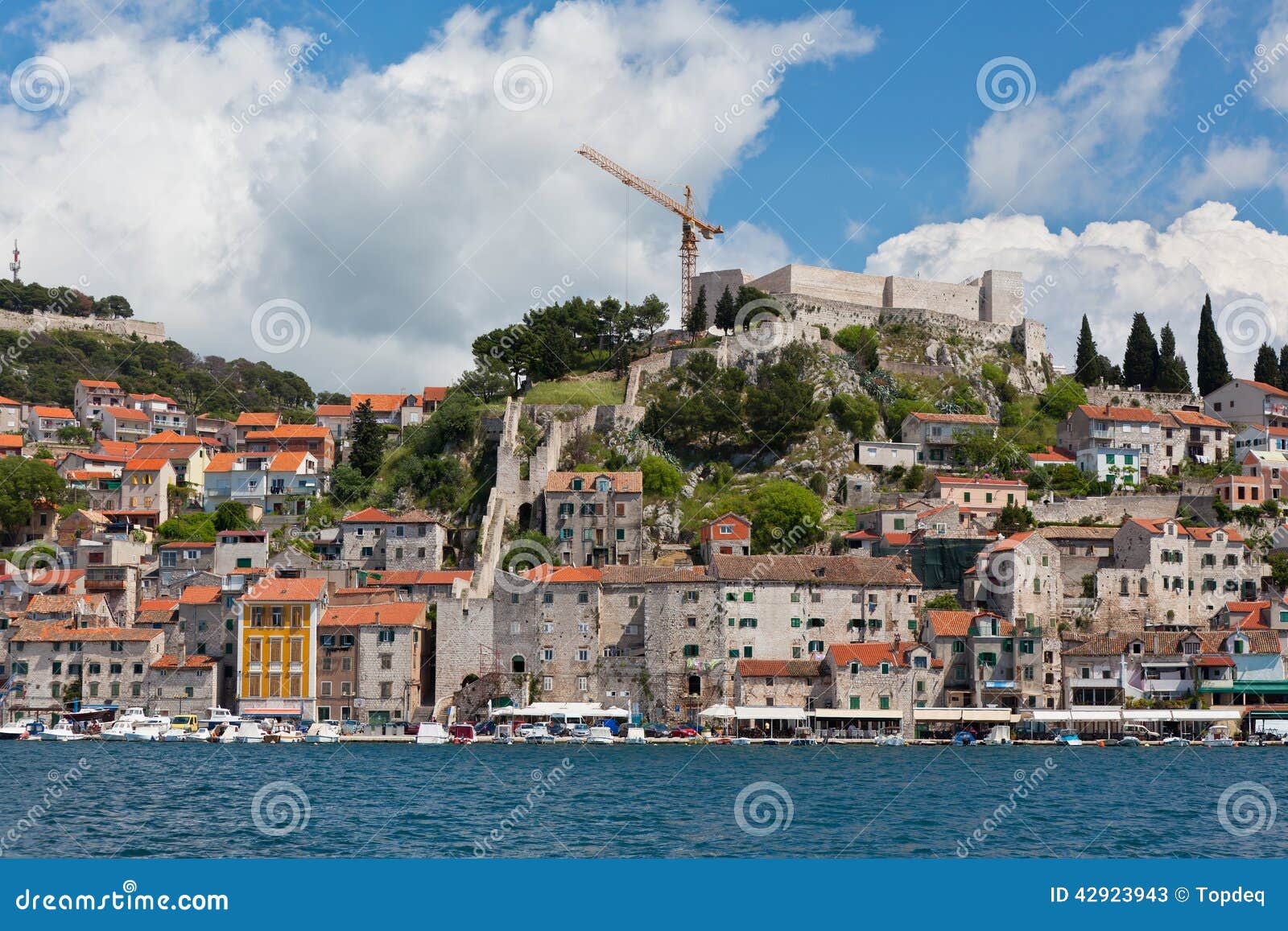Sibenik, Kroatien-Ansicht vom Meer. Sibenik ist eine historische Stadt und ein Hafen auf der adriatischen Küste in Kroatien