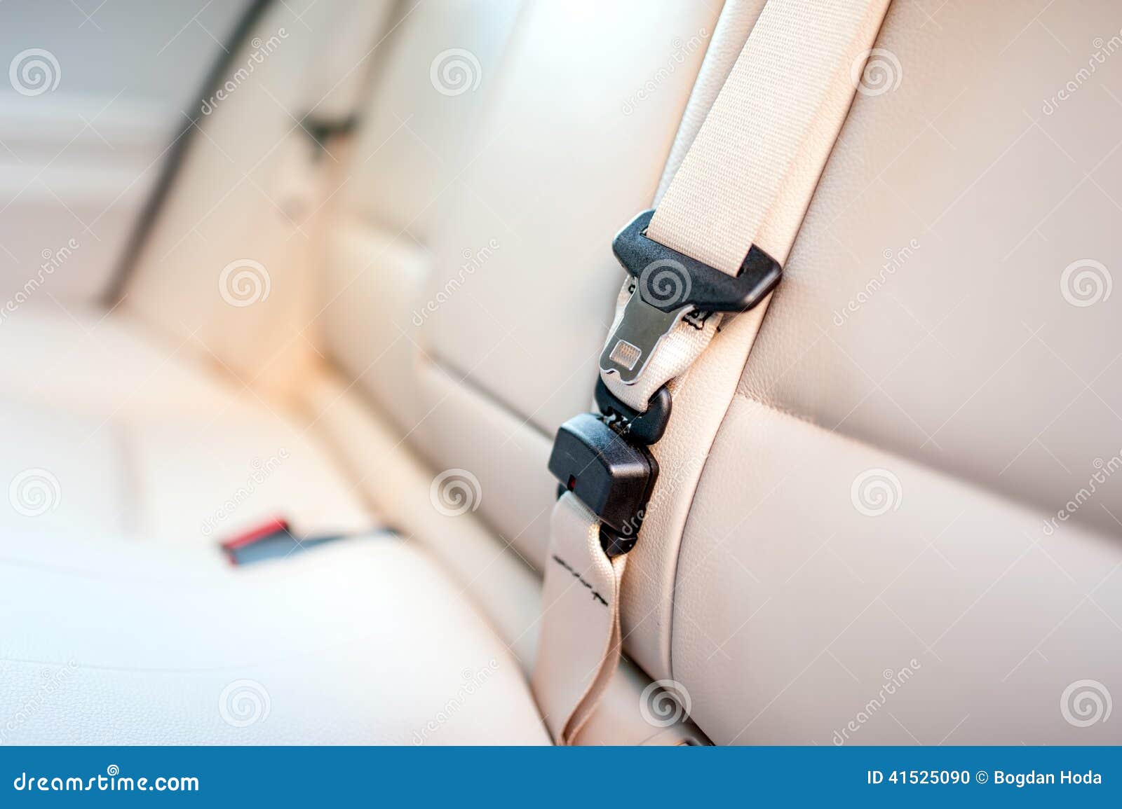 Sicherheitsgurt Auf Hinterem Sitz Des Modernen Autos Mit Beige Leder  Stockfoto - Bild von zeichen, datenbahn: 41525090