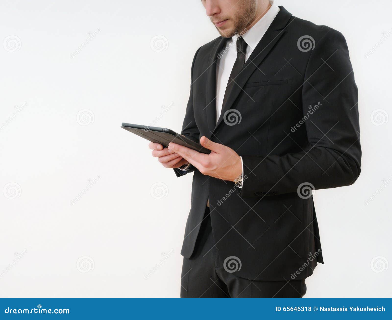 Sida för kropp för affärsman i den svarta dräkten som rymmer hans minnestavla på vit bakgrund; affärsidé