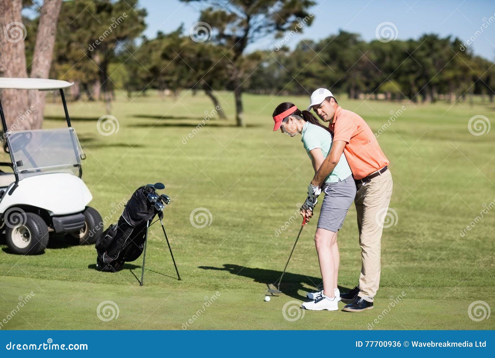 Как научиться плохо играть в гольф. Дети играют в гольф. Гольф мужчина учит. Женщина играет в гольф. Байден играет в гольф.