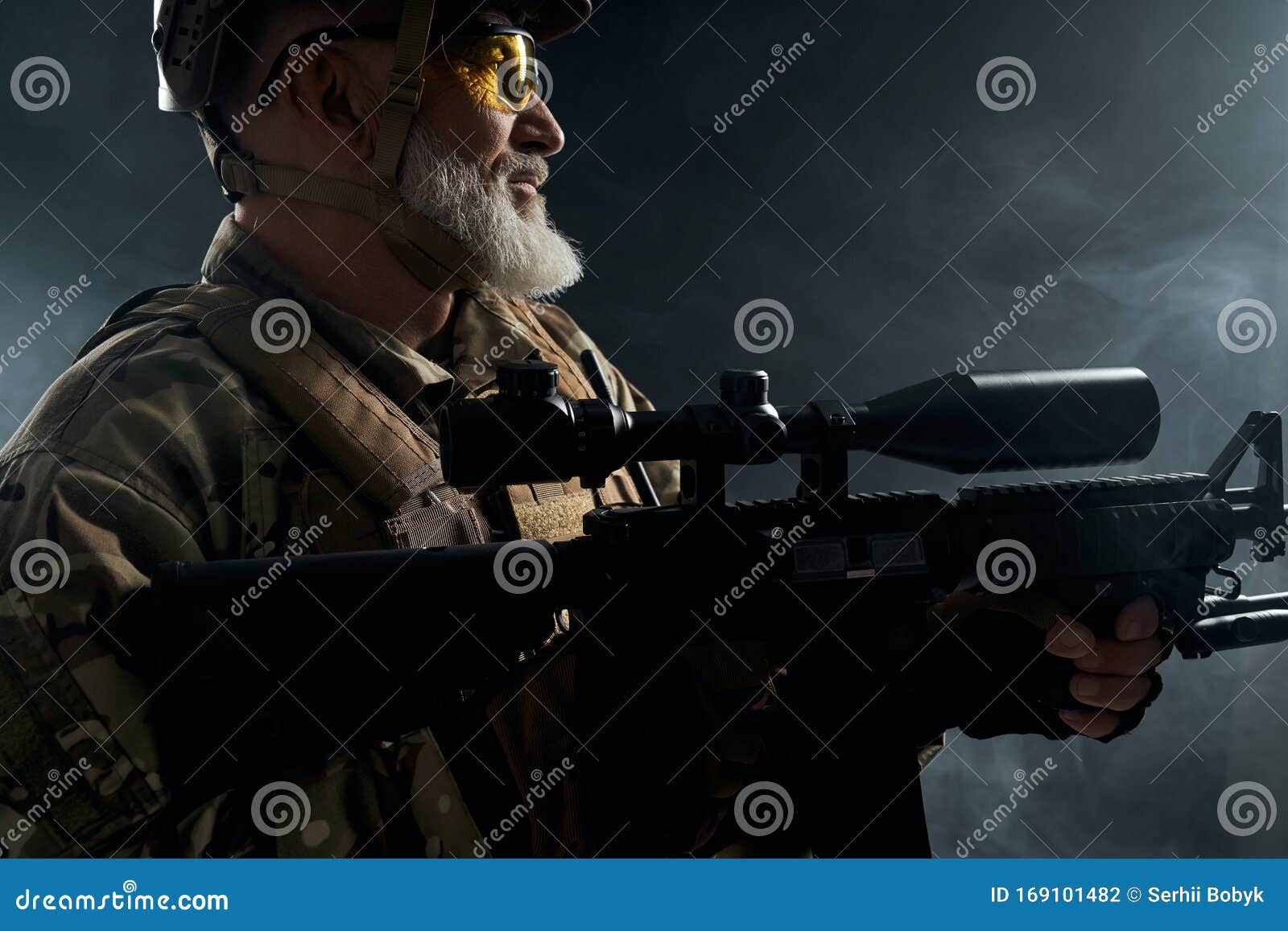 Foto de Soviética Sniper Com O Rifle e mais fotos de stock de 2015 - 2015,  Adulto, Antiga União Soviética - iStock