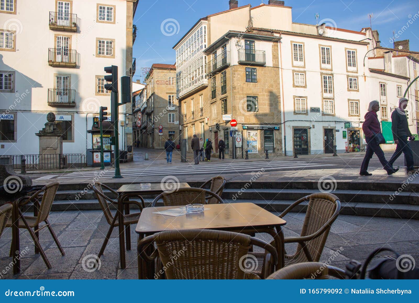 背景不明人物的人行道咖啡馆empty Outdoor Cafe In Old Town 街道上的户外家具图库摄影片 图片包括有有历史 城市