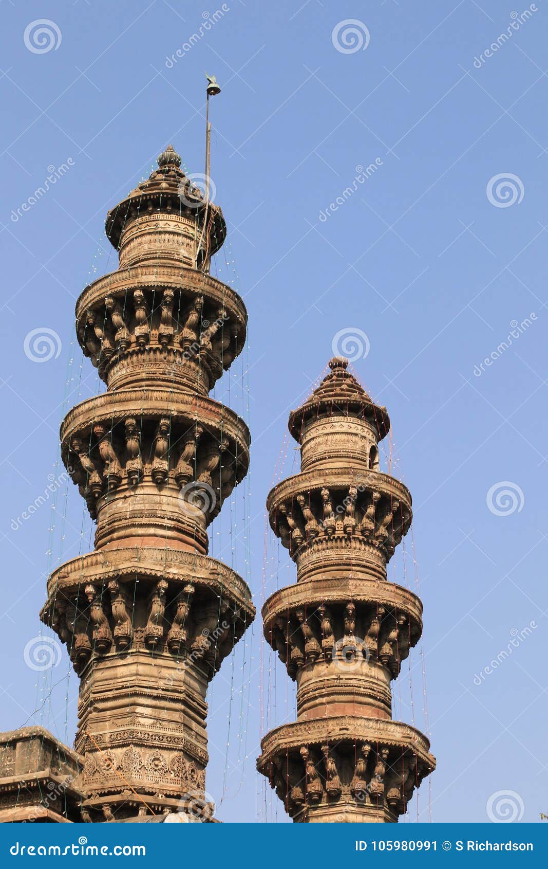 the shaking minarets close up