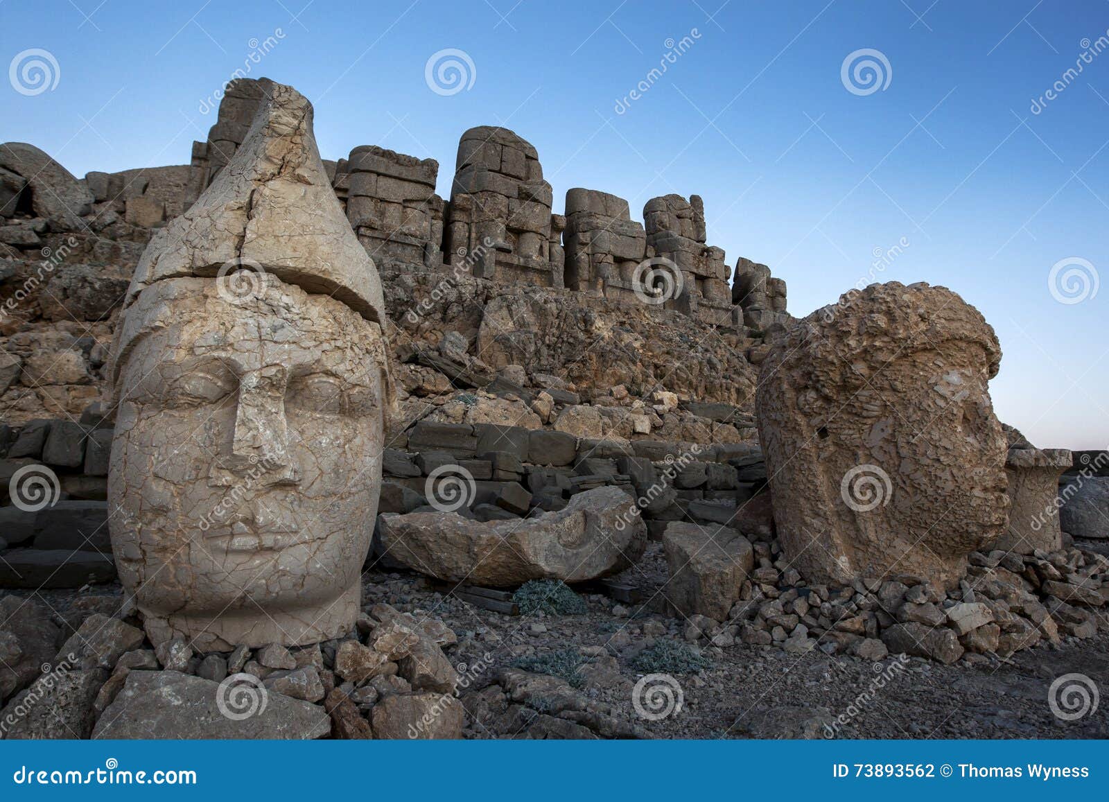 Siedzieć na wschodniej platformie Mt Nemrut w Turcja jest statuami opuszczać Apollo i bogini Tyche Commageme Mt Nemrut park narodowy lokalizuje w Taurus pasmie górskim 2150 metres w Turcja między Malatya północ i Kahta południe