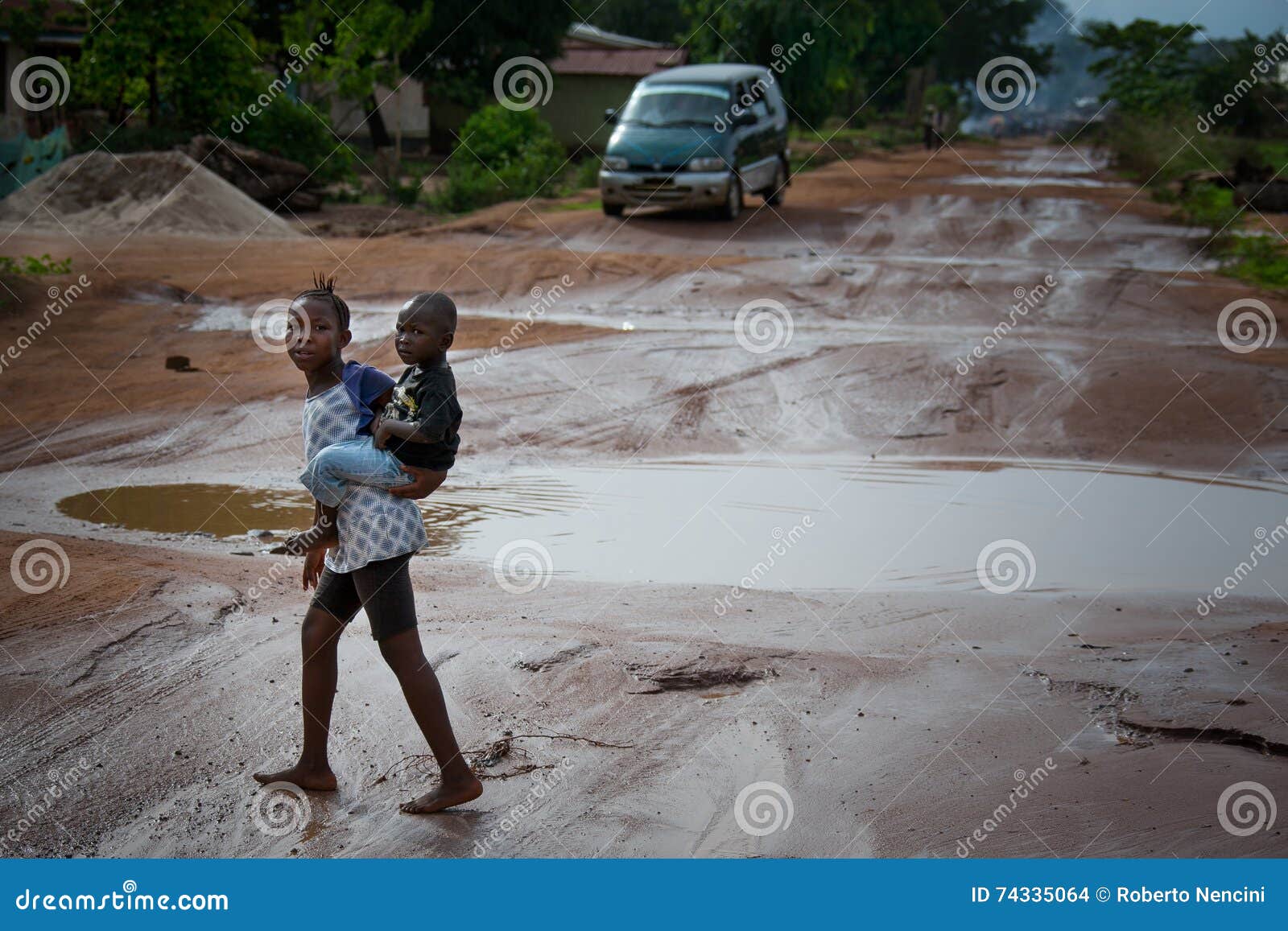 Sierra Leone, Africa occidentale, le spiagge di Yongoro. Yongoro, Sierra Leone - 31 maggio 2013: L'Africa occidentale, il villaggio di Yongoro davanti a Freetown, strada colpita da pioggia