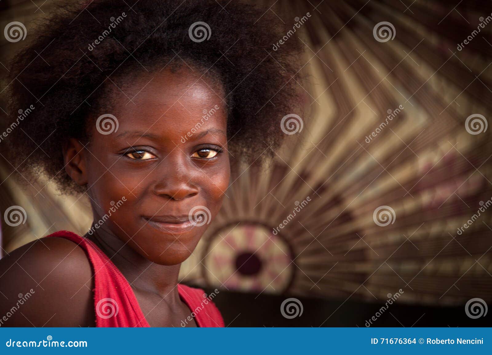 Sierra Leone, porto Loko, Africa occidentale,. Sierra Leone, Africa occidentale - 2 giugno 2013: le spiagge dell'isola di Bunce, situate nel porto di Freetown, il chioma tipico con le donne dell'Africano delle trecce