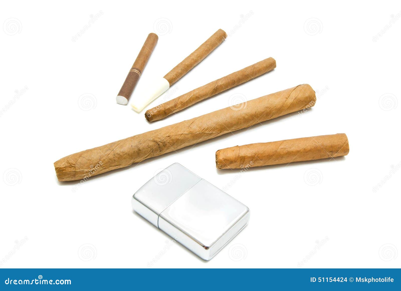 Sigari E Cigarillo Con L'accendino Fotografia Stock - Immagine di isolato,  accendino: 51154424