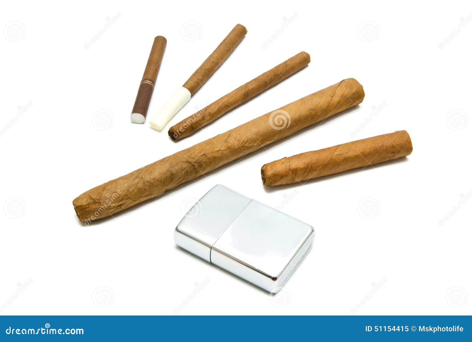 Sigari E Cigarillo Differenti Con L'accendino Immagine Stock - Immagine di  sfondo, benzina: 51154415