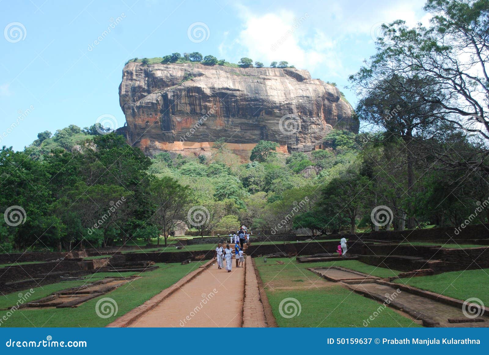 Sigiriya (Lion Rock Sinhala: à·ƒà·“à¶œà·à 'do à¶”·' à¶º, Tamil: à® do ¿ do à®šà®•o ¾ do à®¯à® do ¿ do à®°à® do ¿ do à®, o ver-soldado-ri-yÉ™ pronunciado) são um palácio antigo situado no distrito central de Matale perto da cidade de Dambulla na província central, Sri Lanka O nome refere um local do significado histórico e arqueológico que é dominado por uma coluna maciça da rocha quase 200 medidores (660 ft) de altura De acordo com a crônica cingalesa antiga o Culavamsa, este local foi selecionado pelo rei Kasyapa (477 CE do â€ “495) para seu capital novo Construiu seu palácio na parte superior desta rocha e decorou seus lados com fresco coloridos Em um platô pequeno sobre incompletamente acima do lado desta rocha construiu uma entrada sob a forma de um leão enorme O nome deste lugar é derivado deste giri do  do hÄ do â€” SÄ “da estrutura, Lion Rock O capital e o palácio real foram abandonados após a morte do rei Foi usado como um monastério budista até o século XIV