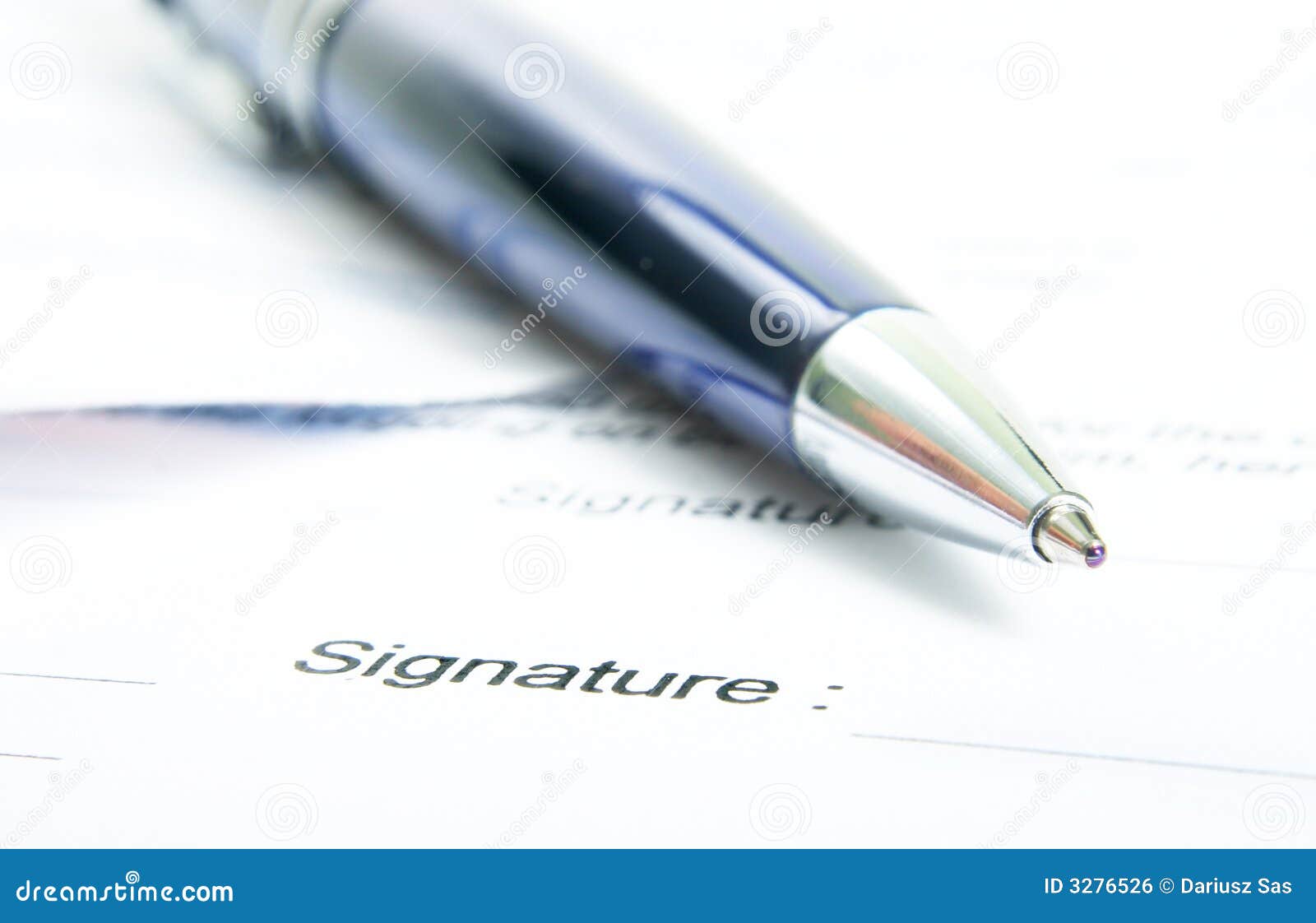 Sign del contratto. Il fuoco è sull'impronta e sull'estremità della penna.