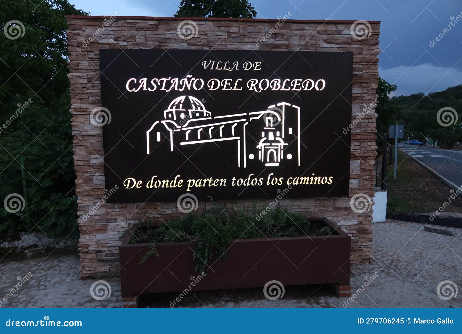sign at the entrance of the town with the text castaÃÂ±o del robledo where all the roads start from