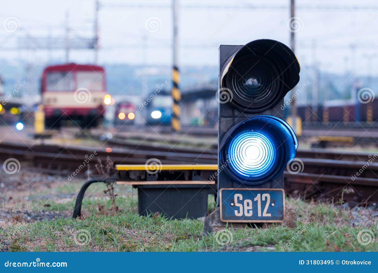 Белый сигнал жд. Маневровый светофор. Семафор железная дорога. Маневровые сигналы. Синий сигнал маневрового светофора.