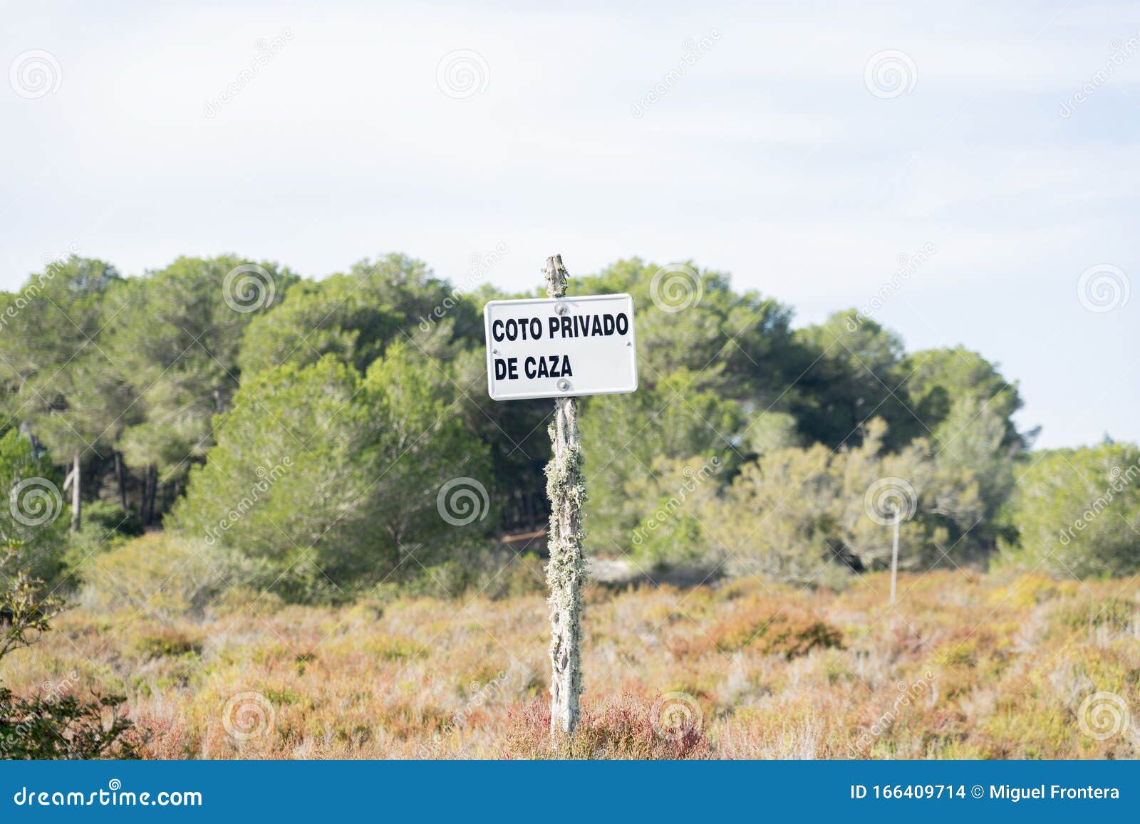 signboard private hunting ground spanish words