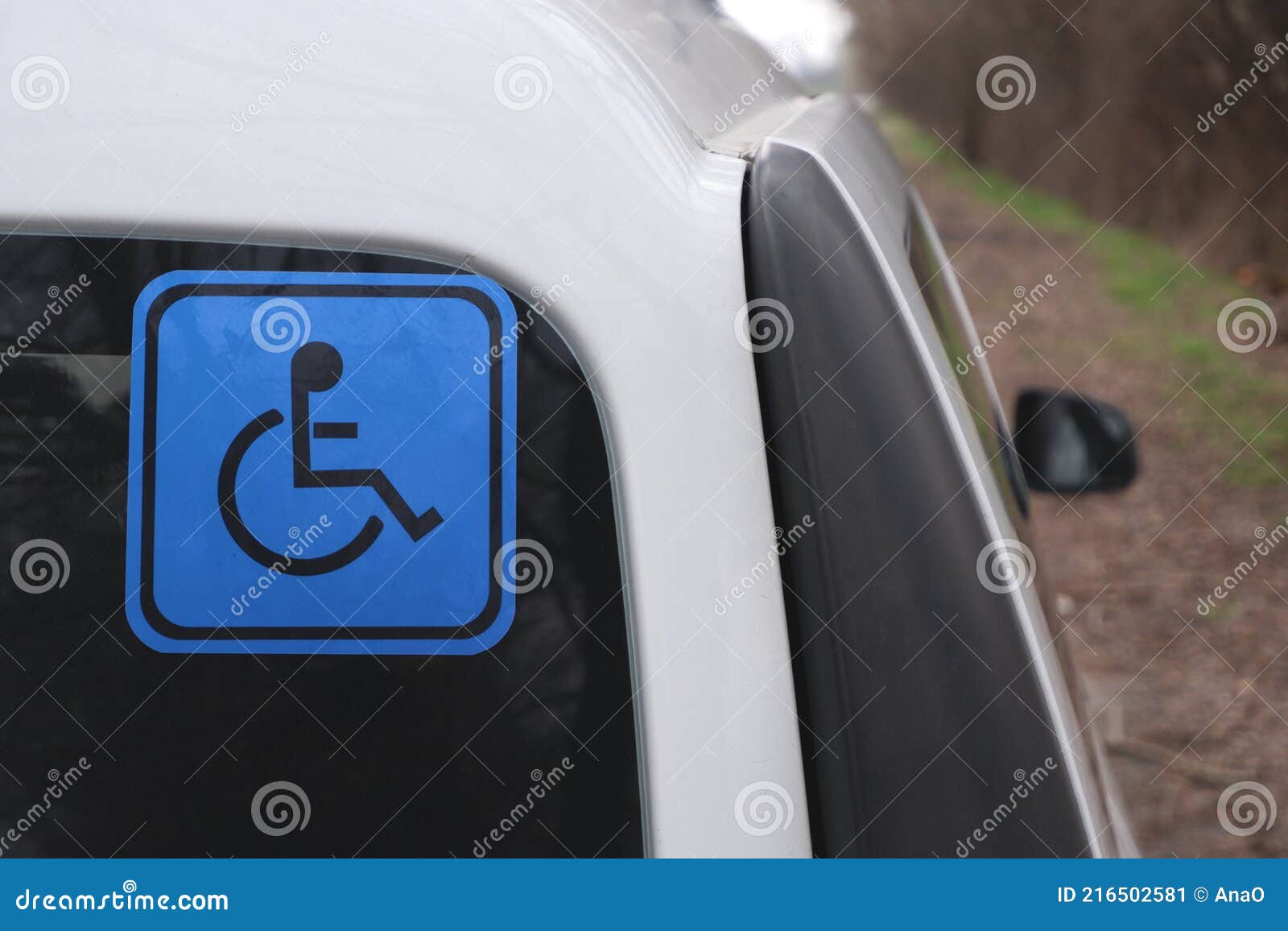 Signe Désactivé Sur Une Voiture. Autocollant Bleu Sur La Vitre