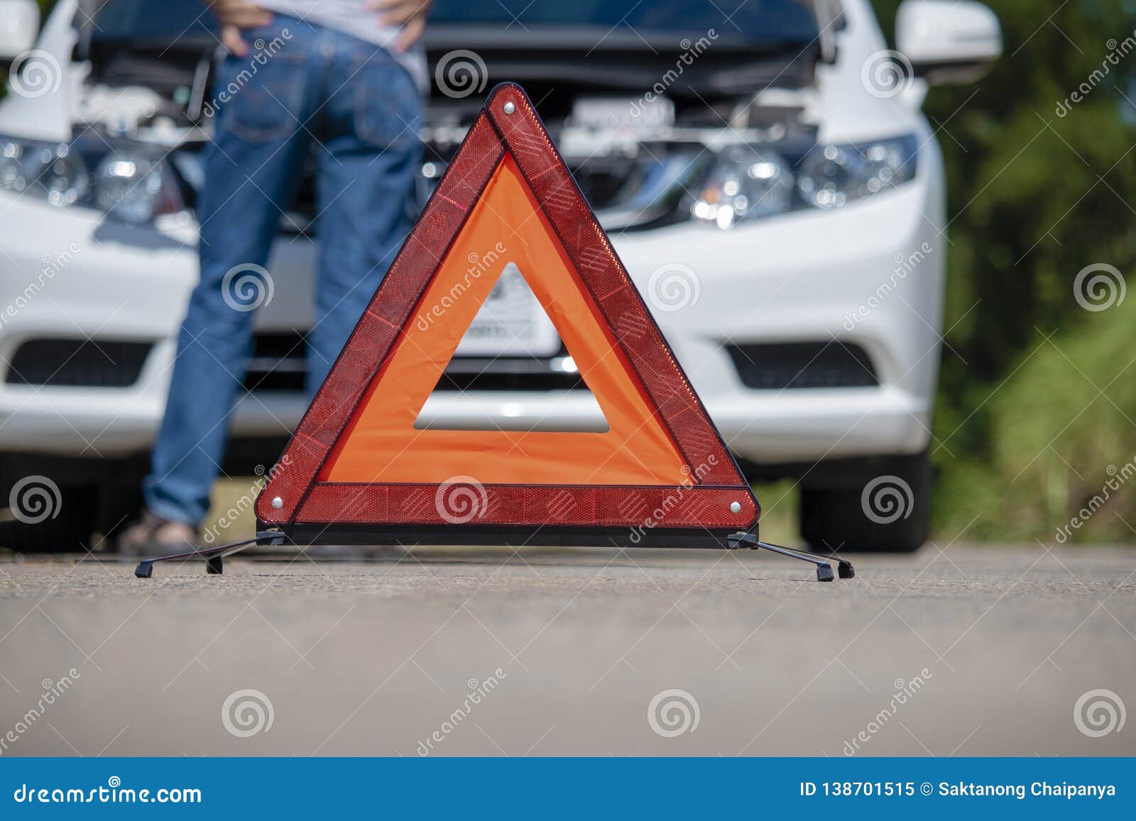 Signe Et Conducteur D'arrêt D'urgence Près De Voiture Cassée Sur La Route  Image éditorial - Image du pneu, adulte: 138701515