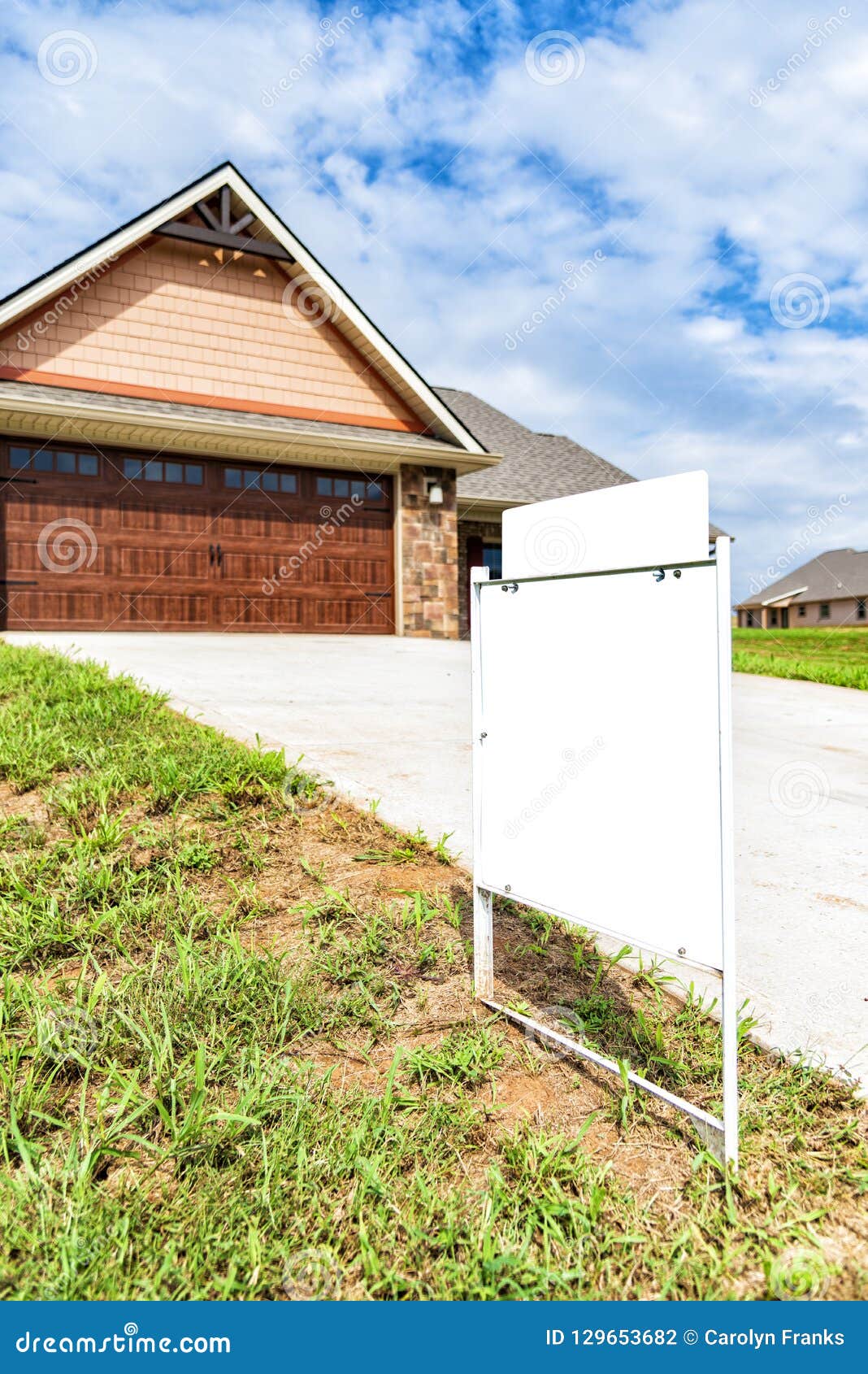 Signe Vide De Real Estate Devant La Nouvelle Construction à La