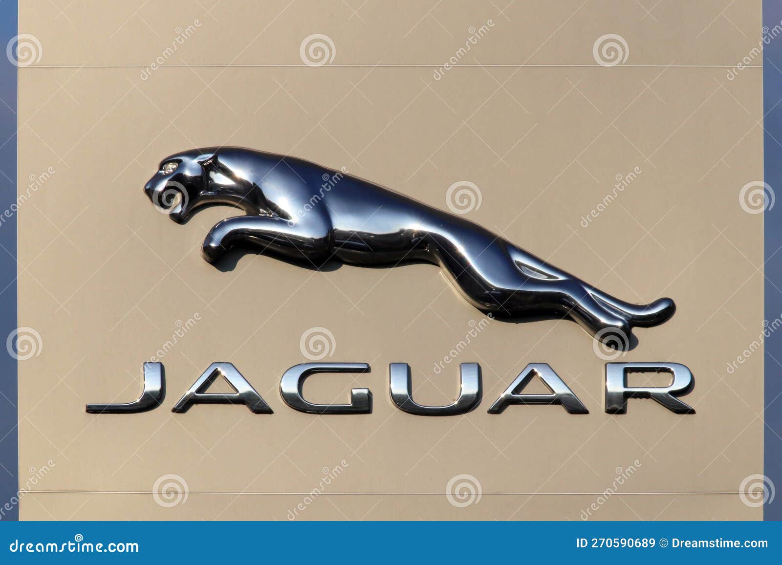 signo-de-marca-jaguar-en-un-concesionario-coches-s%C3%ADmbolo-italia-a%C3%B1o-270590689.jpg