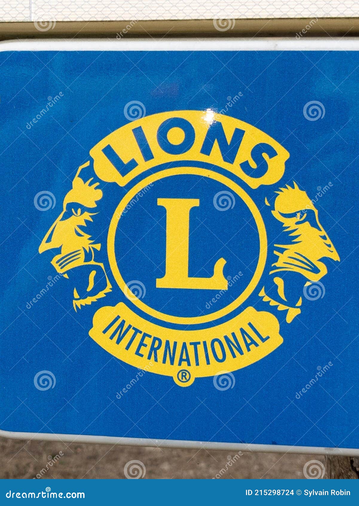 Signo Del Logotipo Del Club Internacional De Los Leones Y Texto De La Marca  En El Panel Azul Imagen de archivo editorial - Imagen de divisa, azul:  215298724