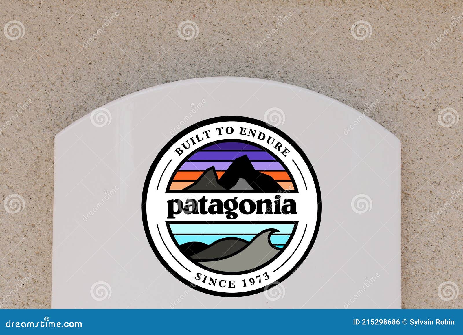 Signo Patagonia Y Texto Logo De Nosotros Marca De Ropa Deportiva De Moda Al Aire Libre Y Equipamiento Deportivo Foto editorial - Imagen de marca, 215298686