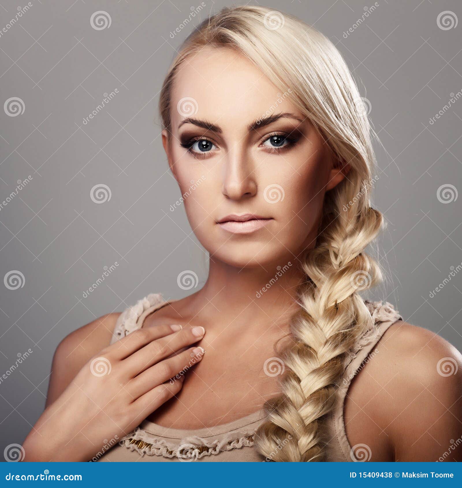 Signora con la treccia fotografia stock. Immagine di chiusura