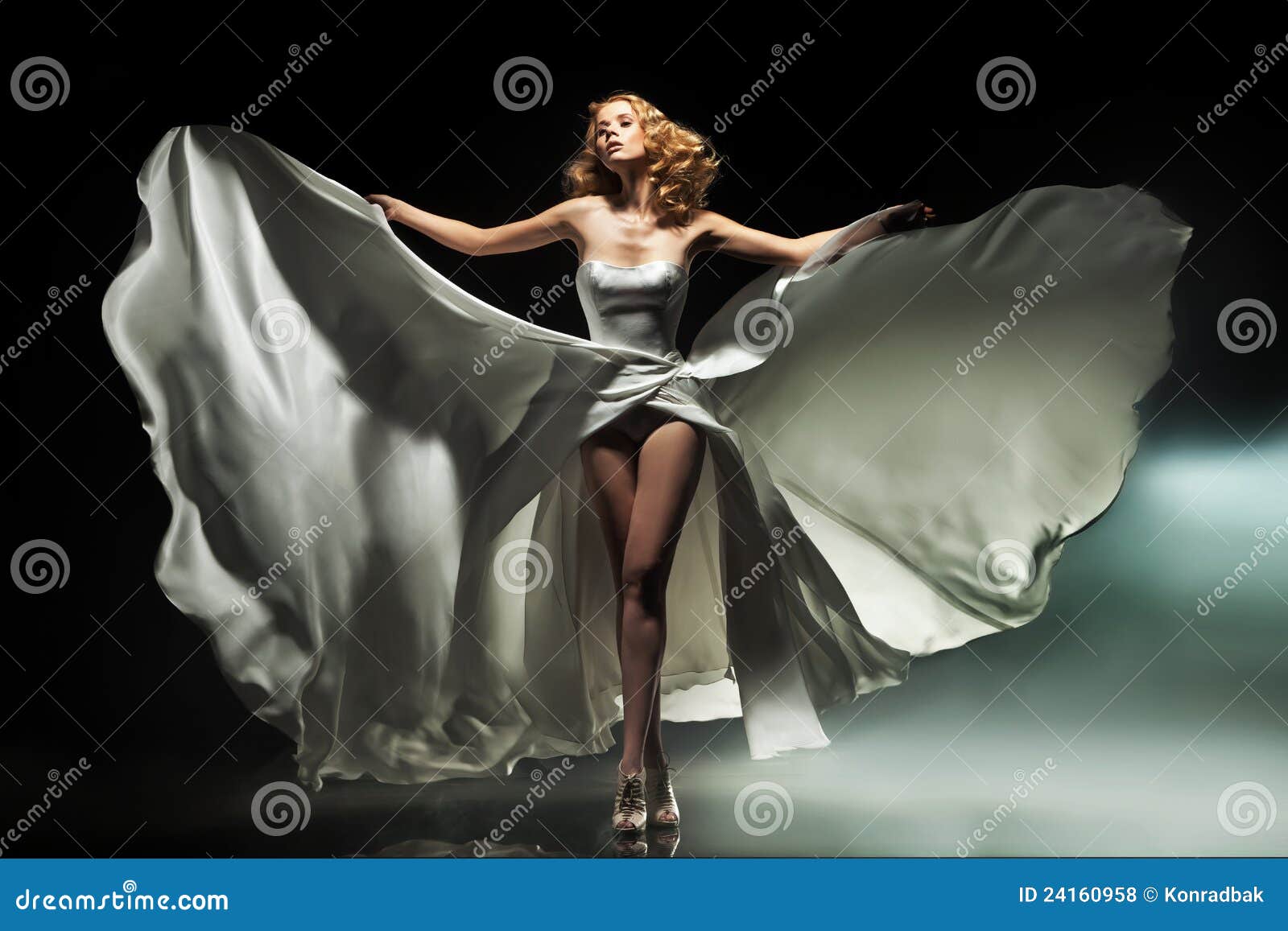 Signora della farfalla fotografia stock. Immagine di capelli 24160958