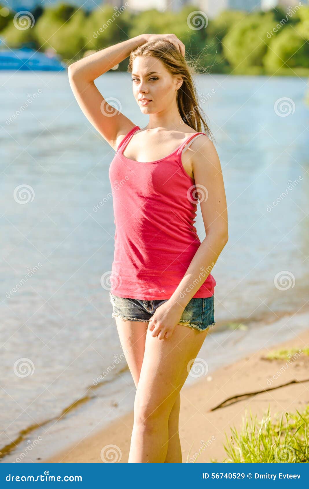 Signora in maglietta rossa immagine stock. Immagine di lago 56740529