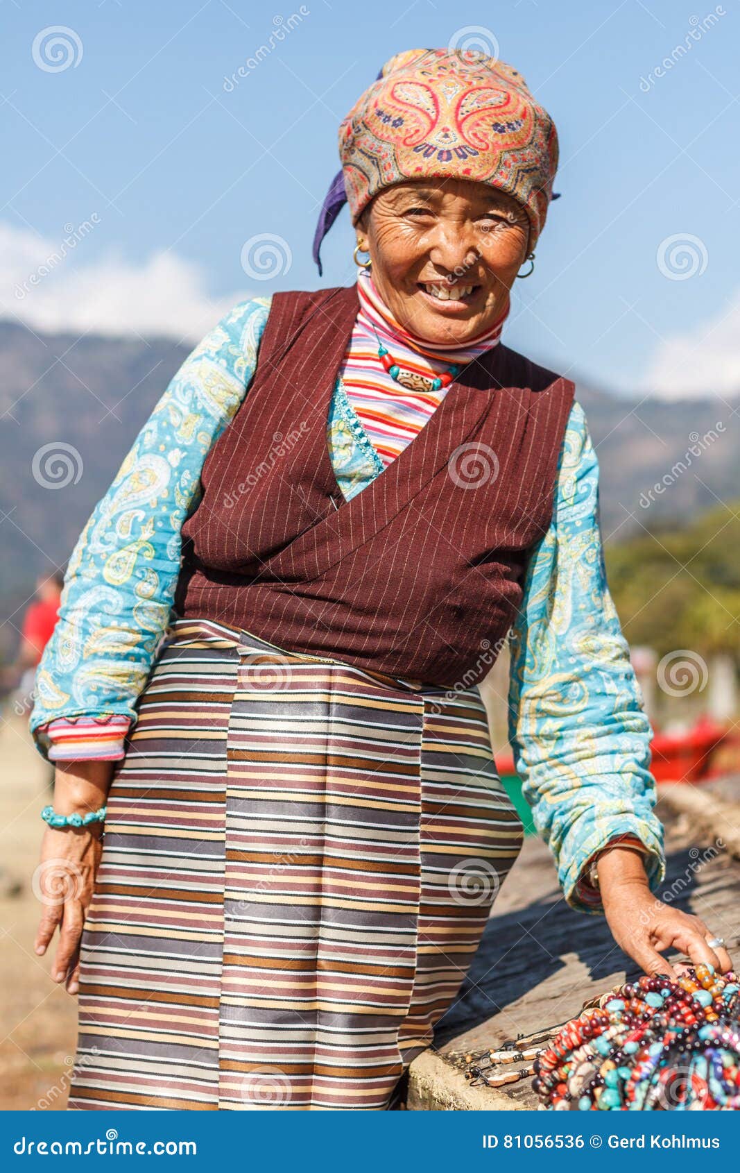 Signora Tibetana In Costume Tradizionale Fotografia Editoriale Immagine Di Simbolo Allentato