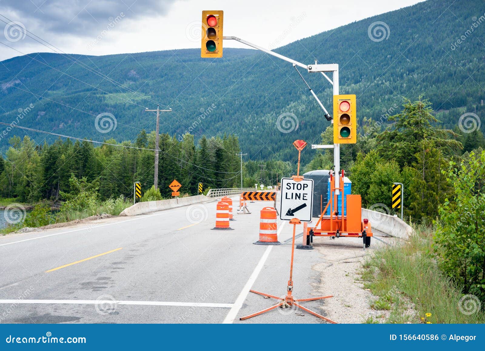 Lyrical princip Tag ud Signs and Trafic Lights at a Construction Site Along a Highway in the  Mountains Stock Photo - Image of barrier, contruction: 156640586