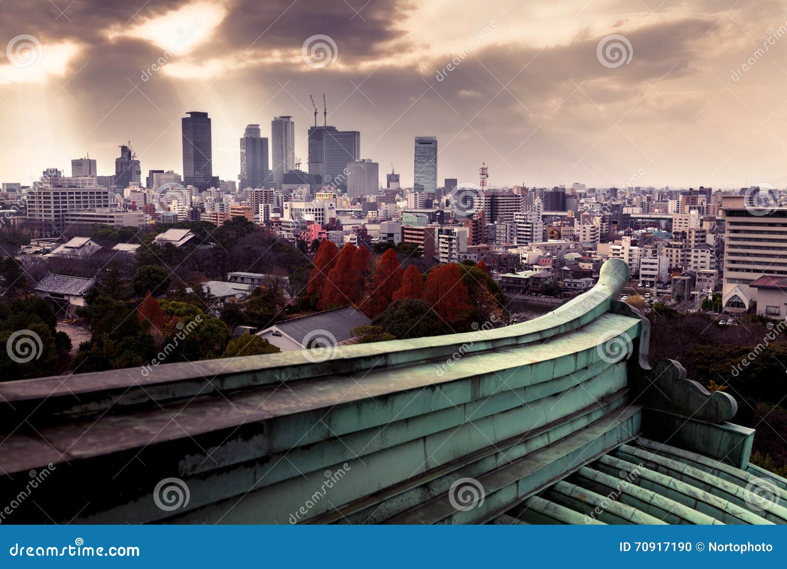 Sikt av Osaka City från Osaka Castle Taket av slotten kunde ses i bilden Foto som tas på 16th December 2015